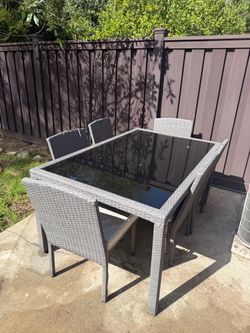Wicker/ tempered glass table