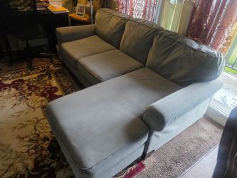 A VERY CLEAN SOFA  FROM  A NONE SMOKING  HOME 🏡