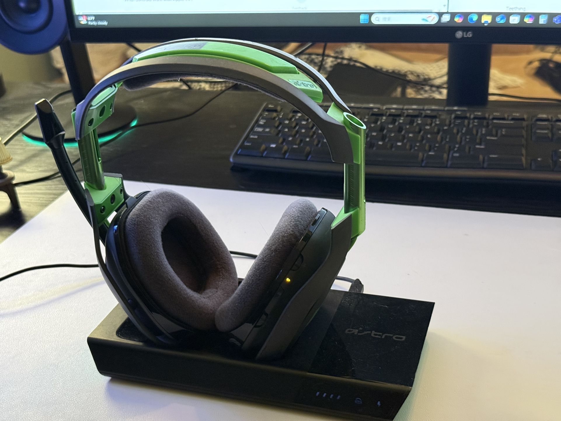 Logitech G Astro A50 Wireless Gaming Headset-Green With Dock