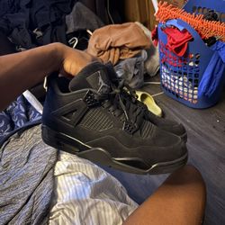Black Cat 4s sz 13 *no creases* 
