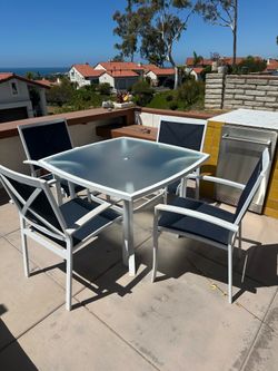 Indoor/outdoor table and 4 chairs