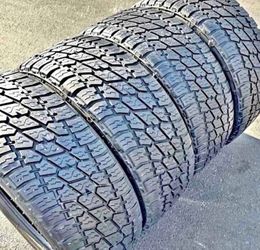 35*12:50r17 Nitto vendo set de Tires en buenas condiciones de vida las 4
