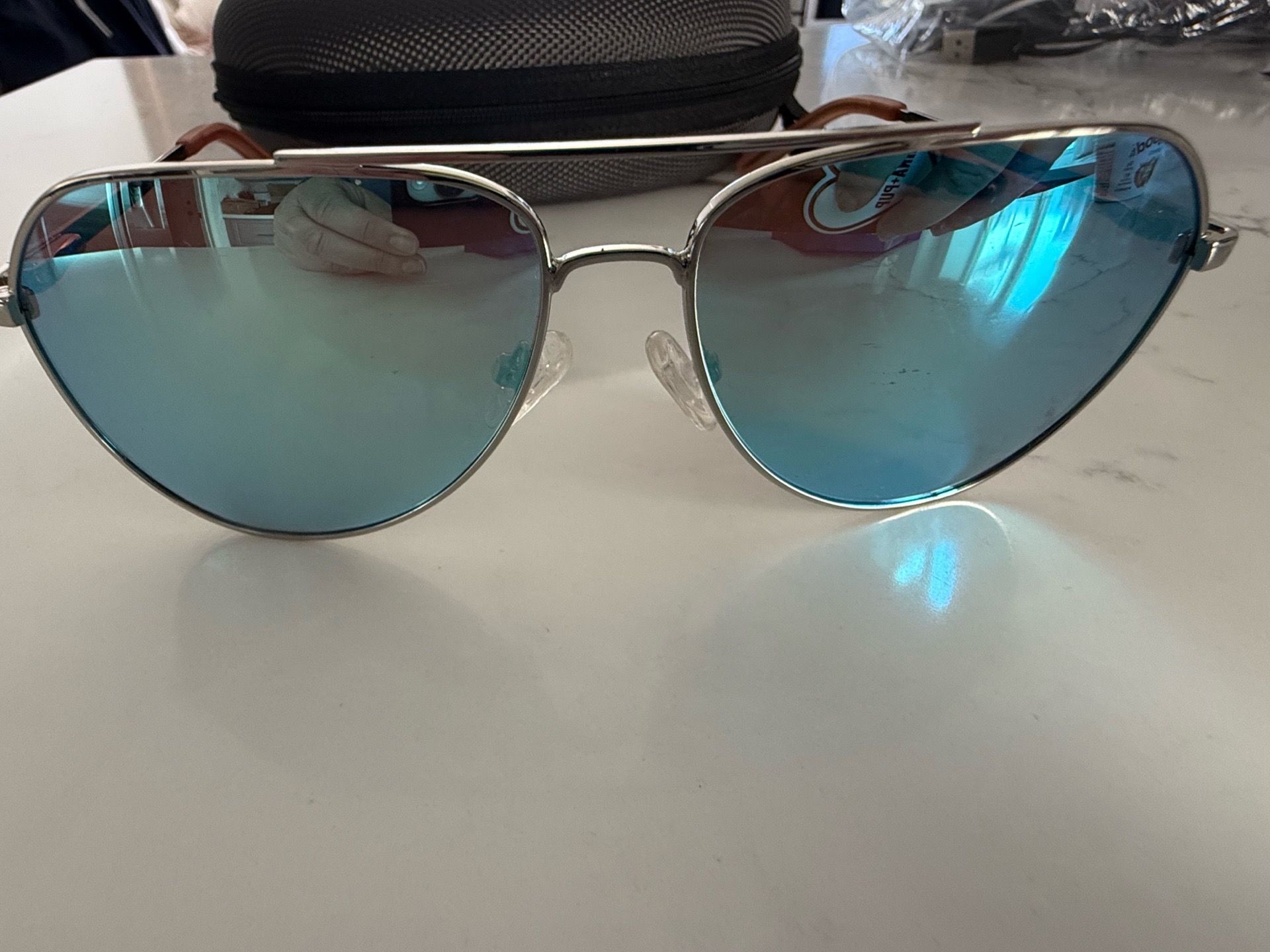 Hurley 60mm Polarized Round Sunglasses W/Hard Case Men Women  display picture 3