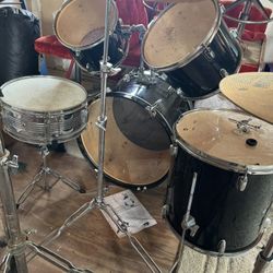 Acoustic Drum Set 