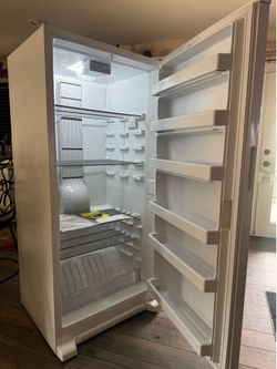 NICE!! Large 18 cubic whirlpool freezer