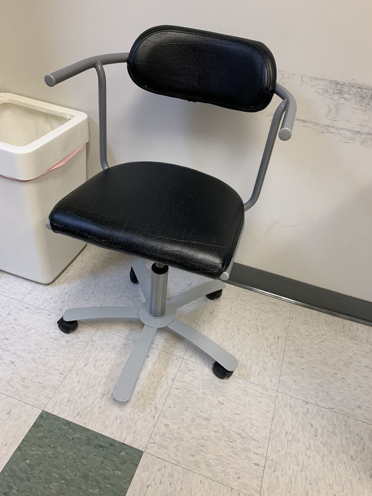 5 Exam Chairs