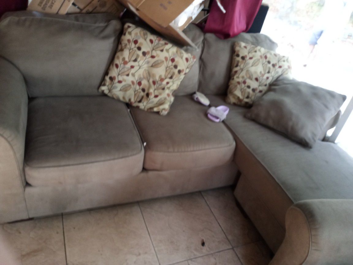 2 Couches for 25$