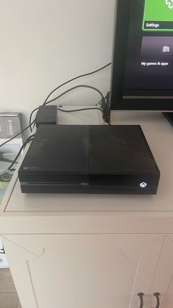 Used Xbox for sale (tv only to show Xbox works) (no controller)