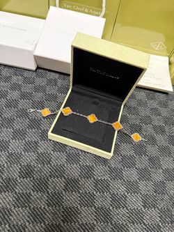 V.C. & A Alhambra Bracelet