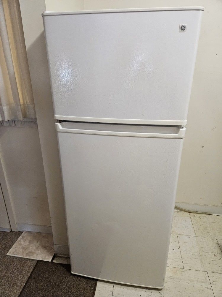 GE Refrigerator 