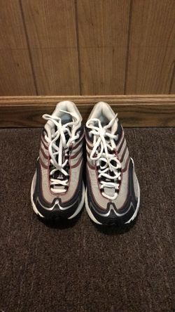 Adidas woman sneaker size 7.5 Excellent condition