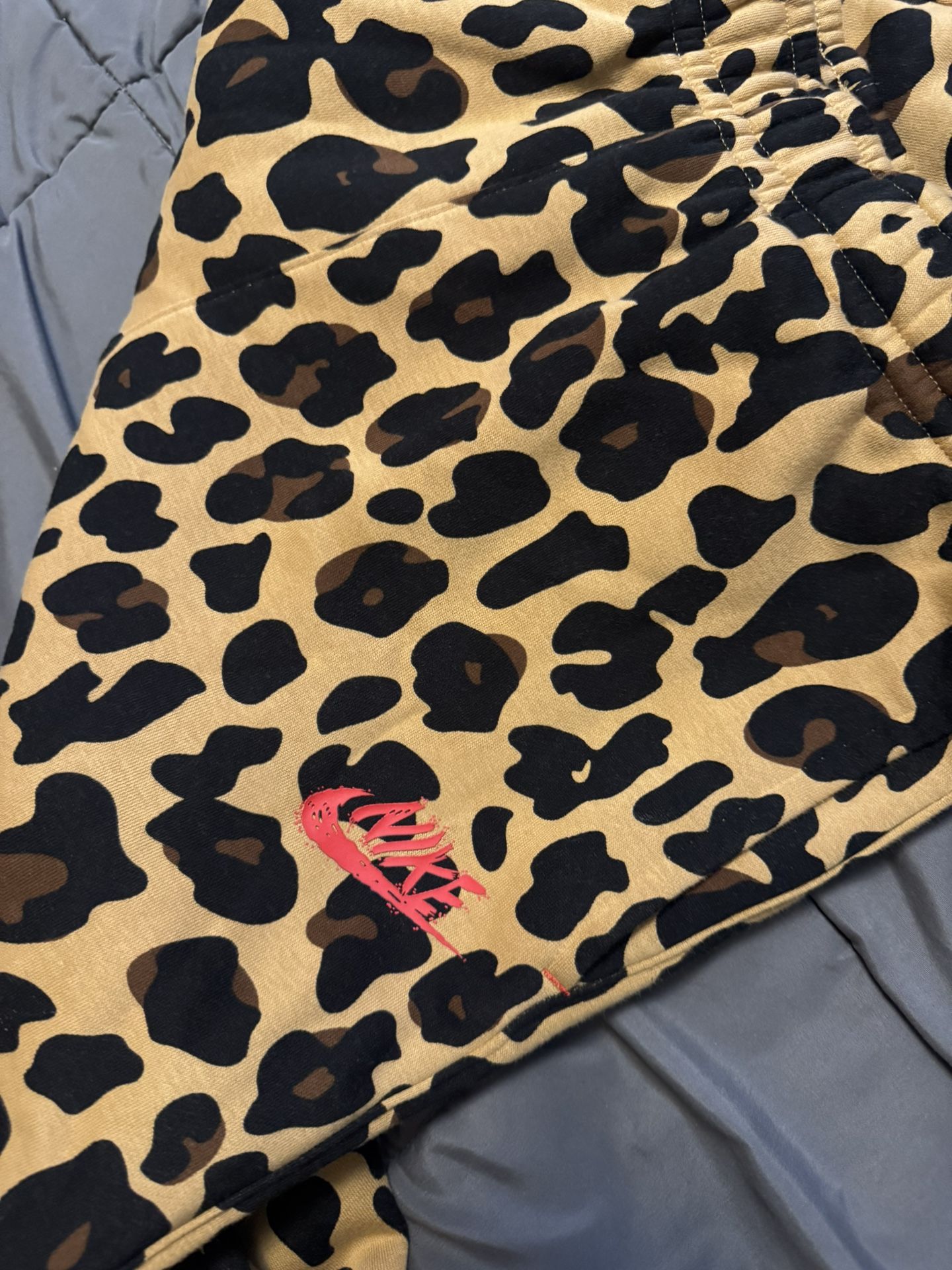 Like new NIKE Sportswear Club Fleece Tapper Jogger Pants Mens Size small Leopard FB9046-722