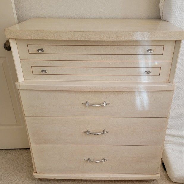 FREE -- Mengel Chest Of Drawers -- FREE!!