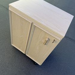 Koala Cub Sewing Cabinet with Hydraulic Lift