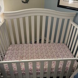 Delta  4-in-1 convertible baby crib/toddler Day Bed