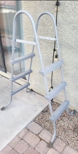 Above ground pool ladder