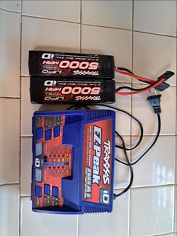 Traxxas Dual battery charger and 2 Lipo Batteries 5000mah