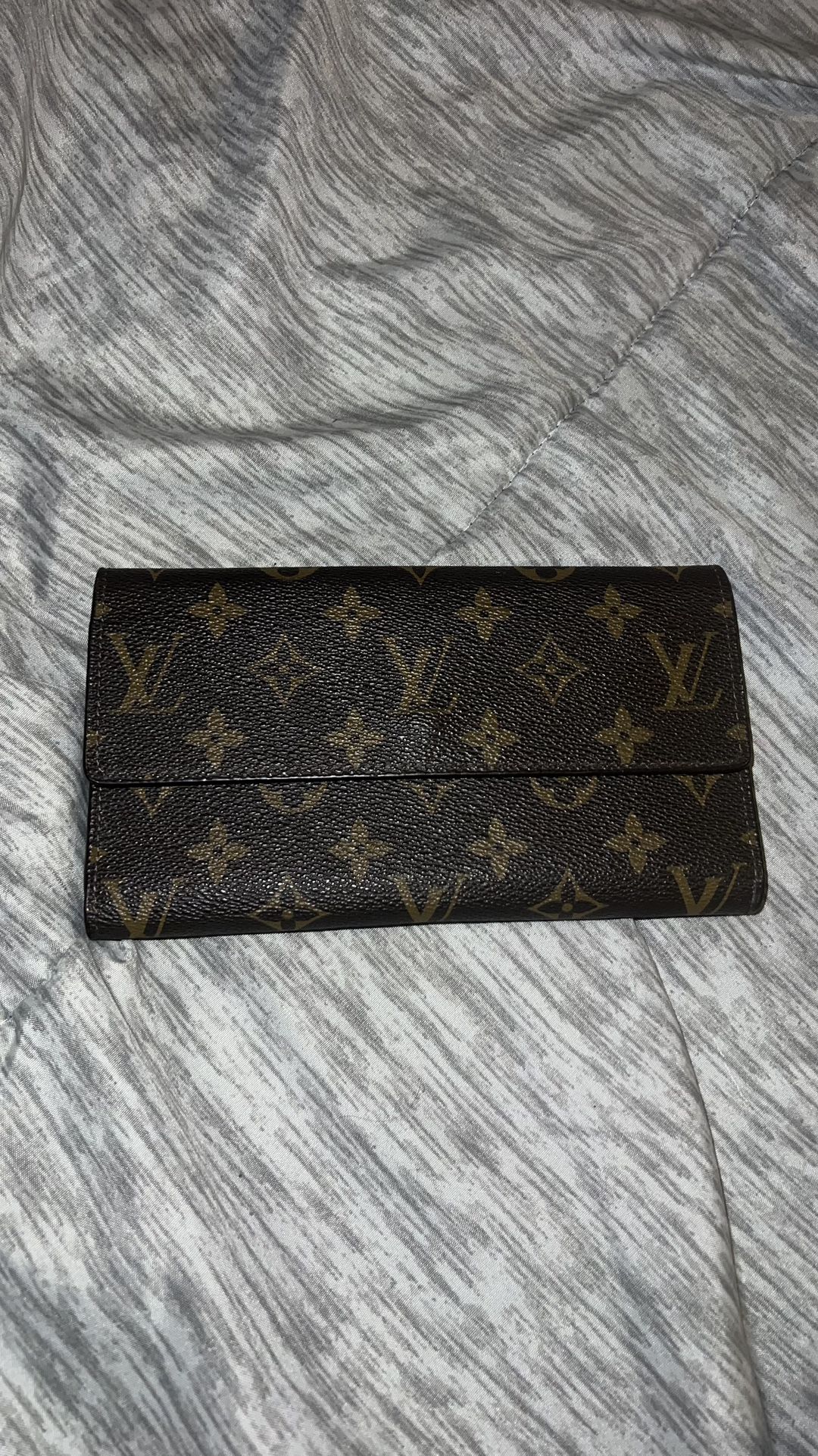 Louis Vuitton Women’s Wallet – Authentic