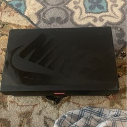 Supreme Air Force Ones Sz 8