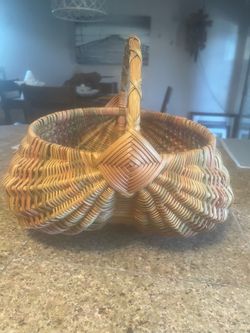 Vintage Amish handwoven buttocks basket - EUC