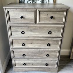 Beautiful Pair Of 6 Drawer And 4 Drawer Dressers ( Can be Sold Separatley )