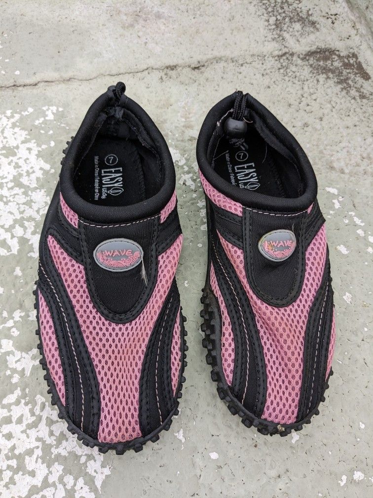 Easy USA Women's Wave Water Shoes. Size 7 Pink. Adjustable Heel Loop
