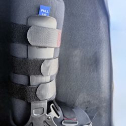 Medical Walking Boot Size M – Left Foot – Excellent Condition