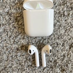 Apple AirPods Second Gen W Charging Case