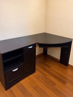 L-Shaped Corner Desk ā Great Size & Lots of Storage