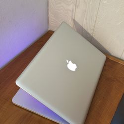 Apple MacBook Pro 15” I7/8GB/256GB SSD $175