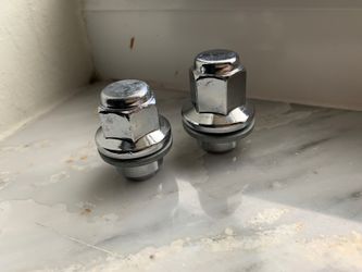 OEM Infiniti lug nuts for sedan and Qx80