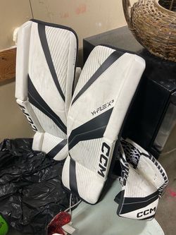 LOW PRICE MOVING- YOUTH HOCKEY CCM GOALIE SET PADS AND CATCHER