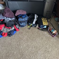 Boys gently used  clothes not sure how many but a bunch