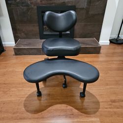 Pipersong Chair with Swivel Footstool