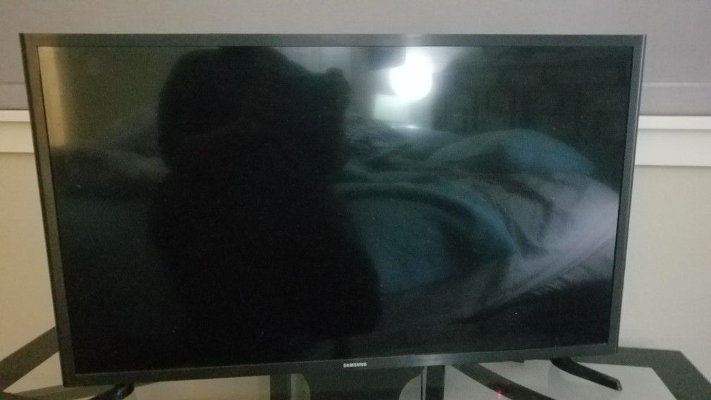 32 inch Samsung TV, excellent condition like new.