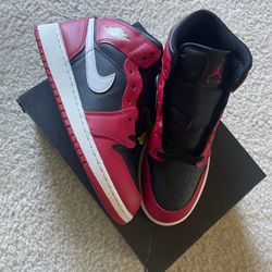 Jordan 1 Mids Red/black/white