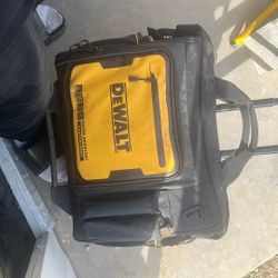 Dewalt 29 Pocket Bag With Rollers