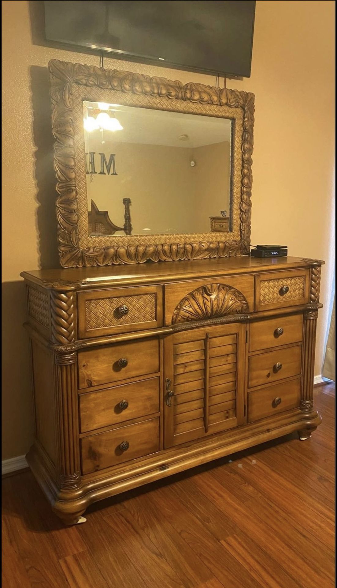 Beautiful Bedroom Set ( Deliver Available)