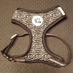 BLACK AND WHITE STIPPLED PET HARNESS QUICK STRAP ADJUSTMENT AND RELEASE  BUCKLE
