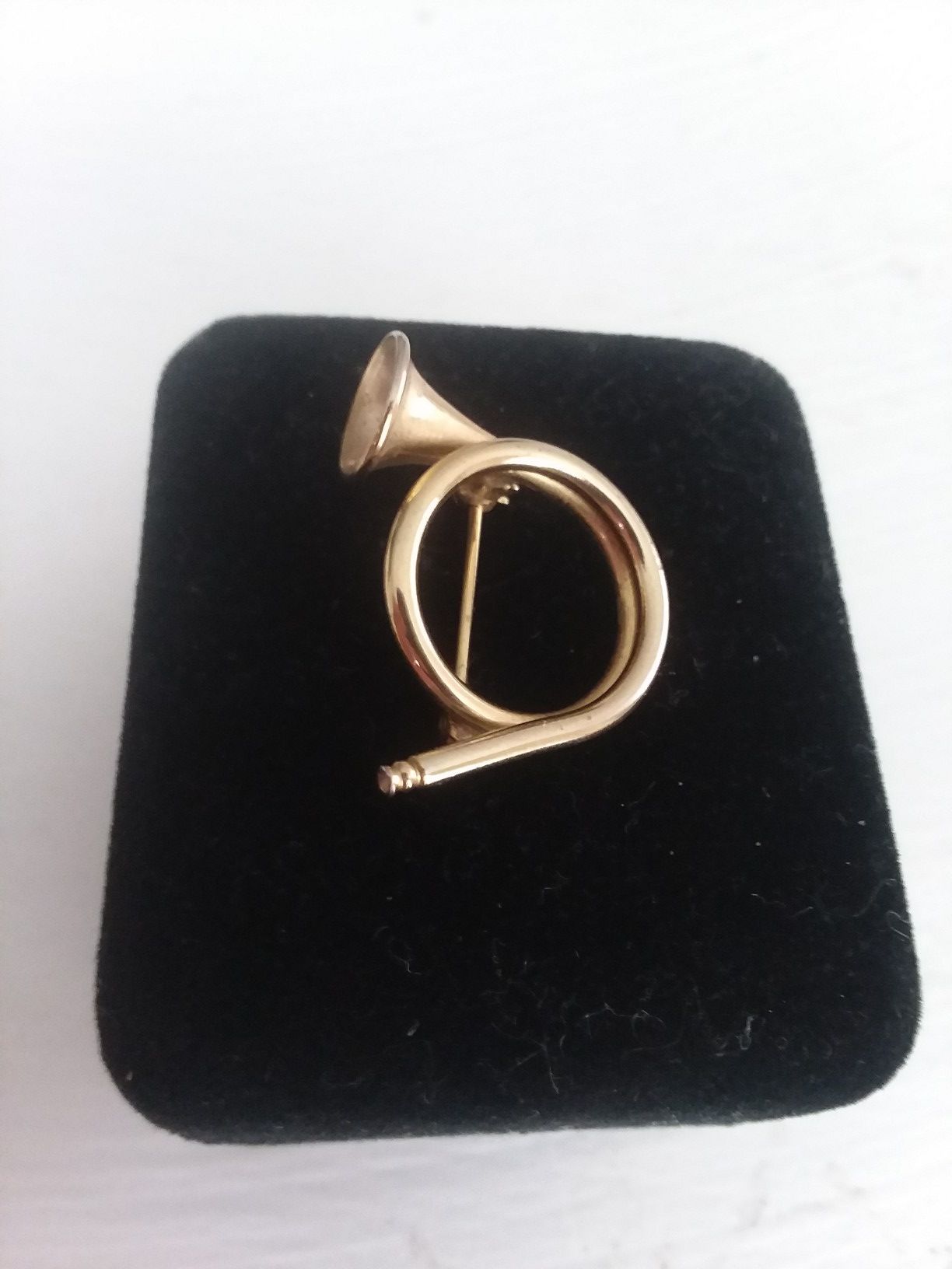 French horn brooch/pin