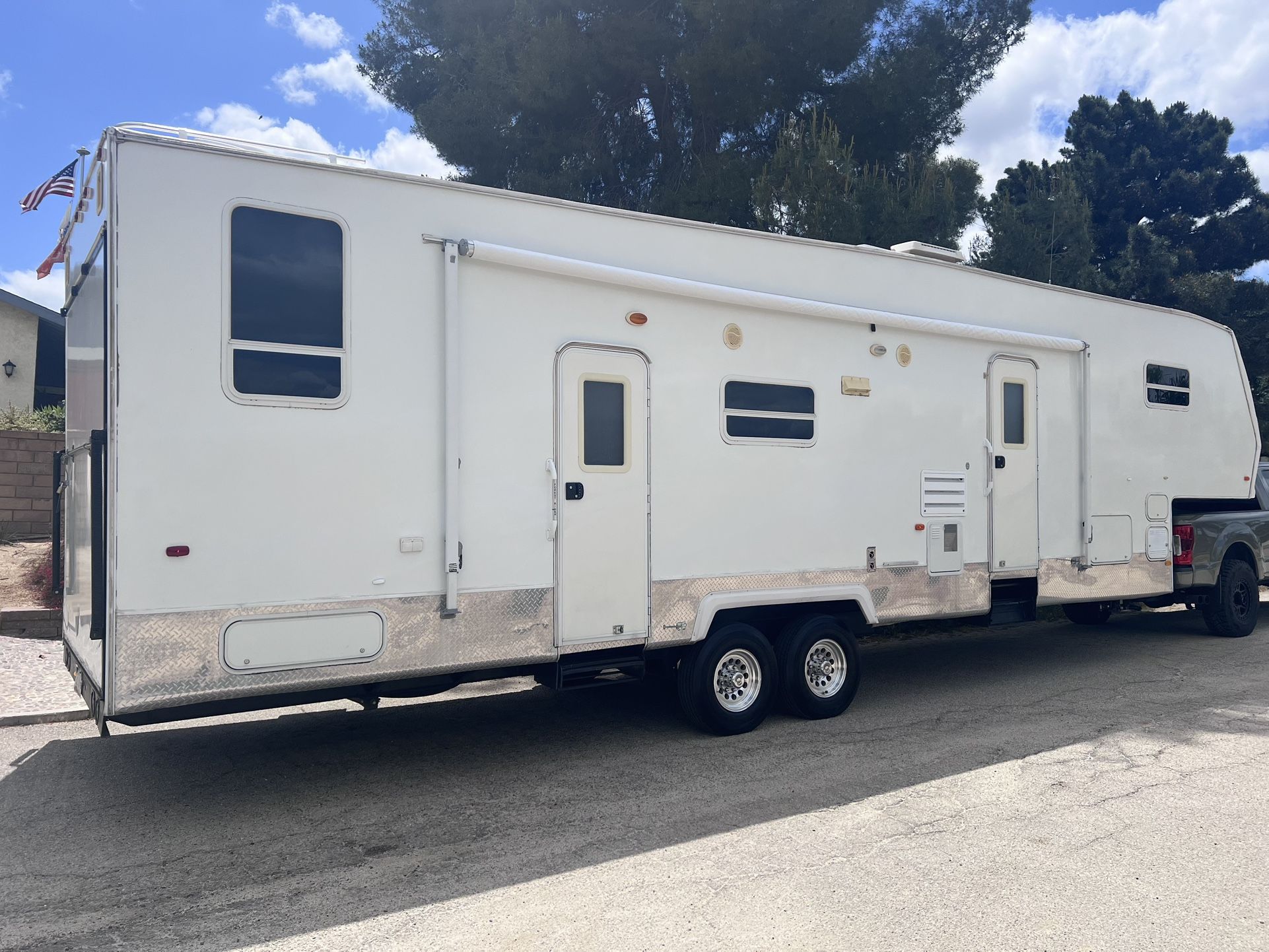 2005 38’ Forest River Sierra 5th Wheel Toy Box