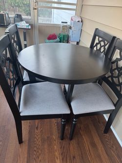 Round dining table