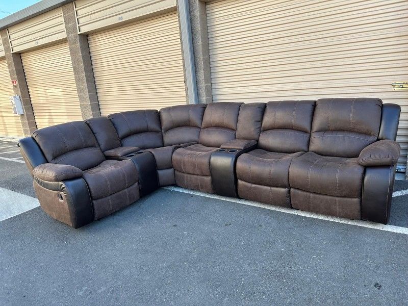 7 Piece  Sectional With 3 Recliner And  Storage Compartment And Cup Holders/ Seccional Con 3 Reclinables Y Porta Vasos Con Compartimiento