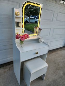 Beautiful Vanity/ Desk with Mirror and Stool Set!