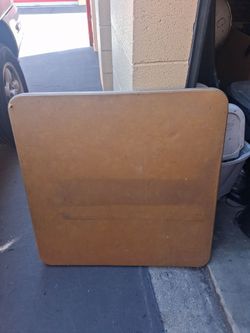 Folding table
