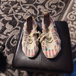 Women's https://offerup.com/redirect/?o=U25lYWtzLlN6 9.strong