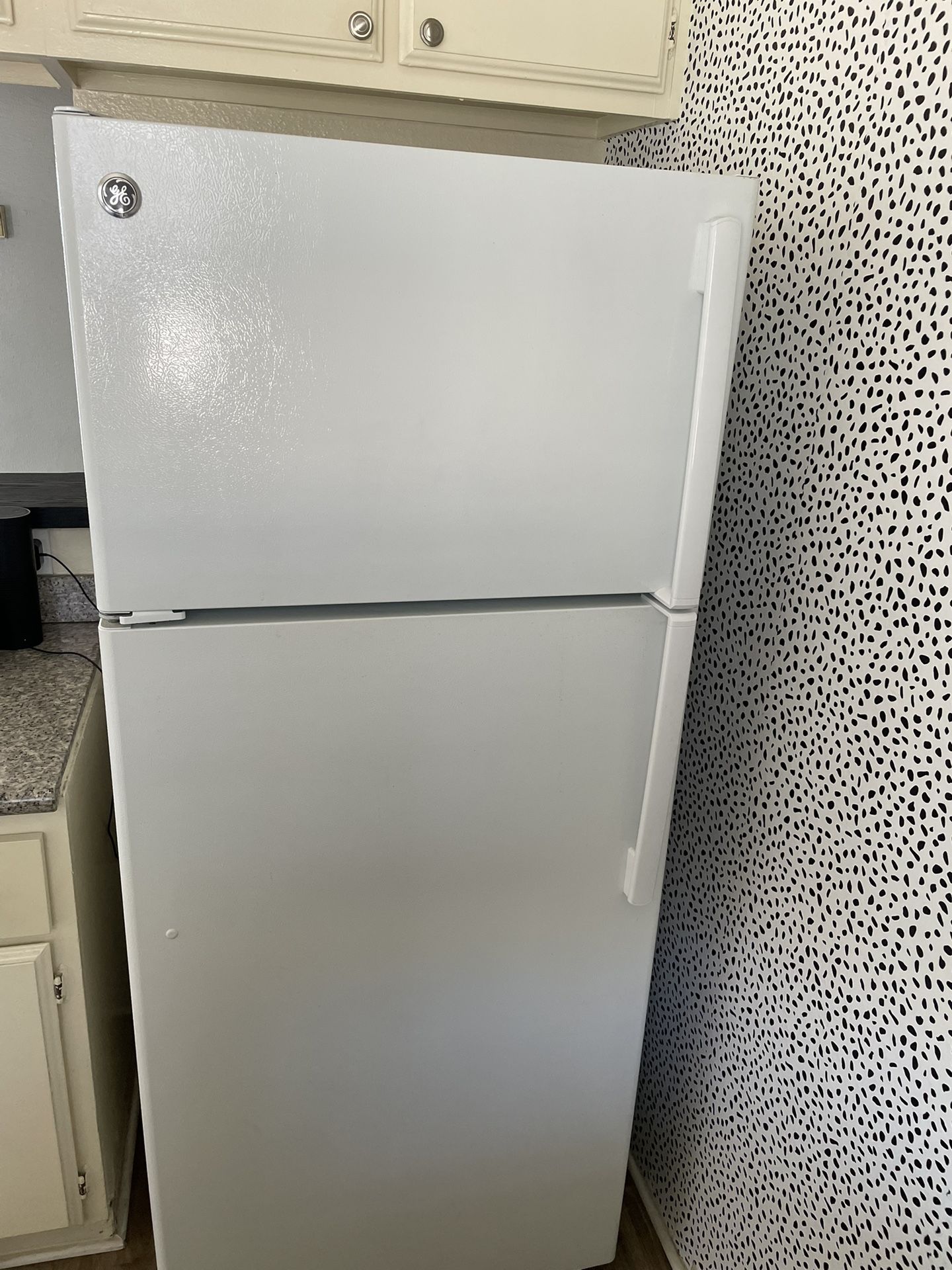 GE Energy Efficient White Refrigerator with Freezer on top