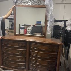 Dresser With Mirror