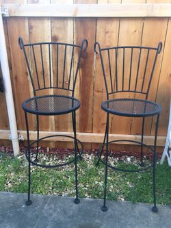 2. Sillas altas de metal