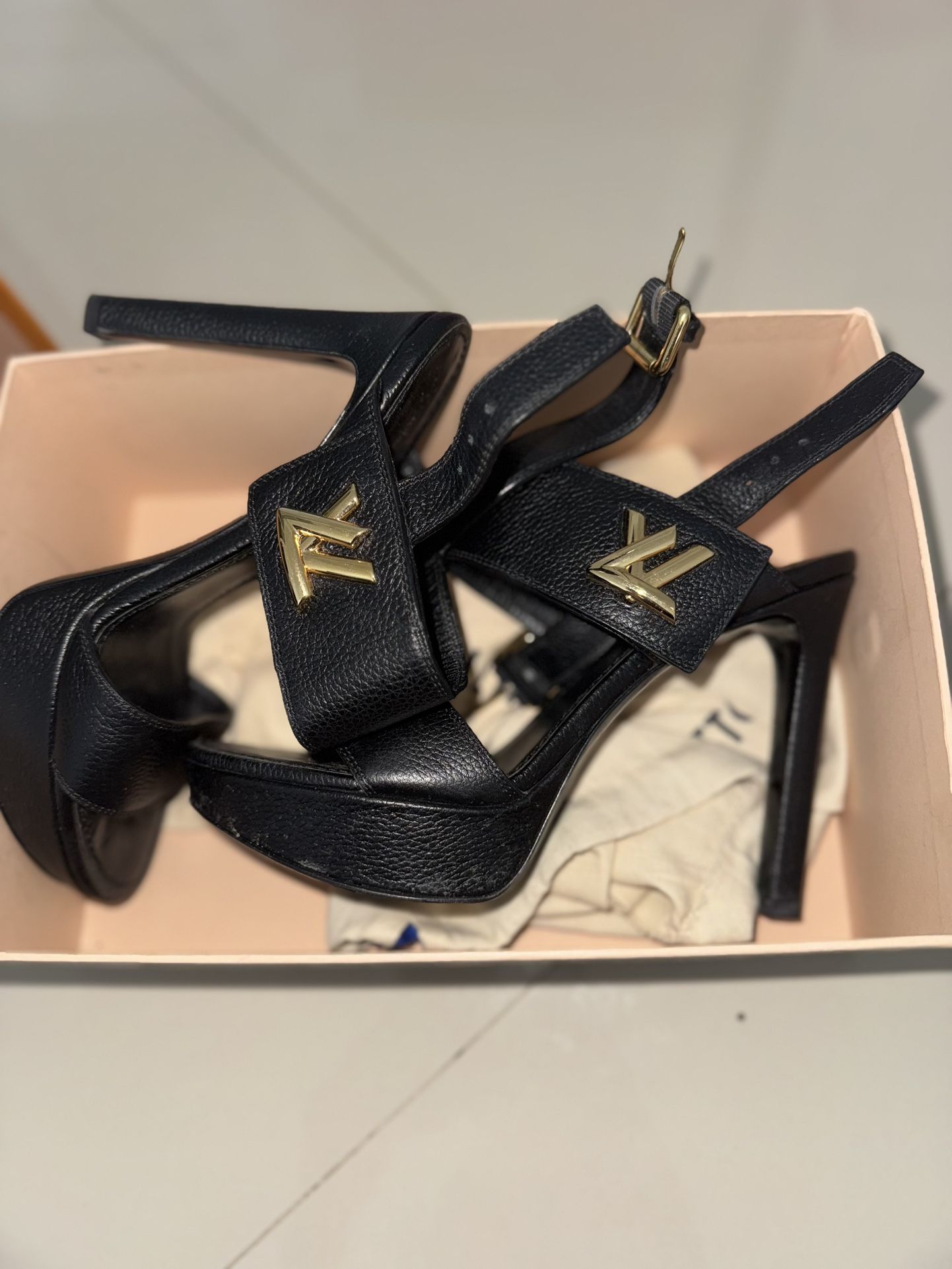 Lv Heels